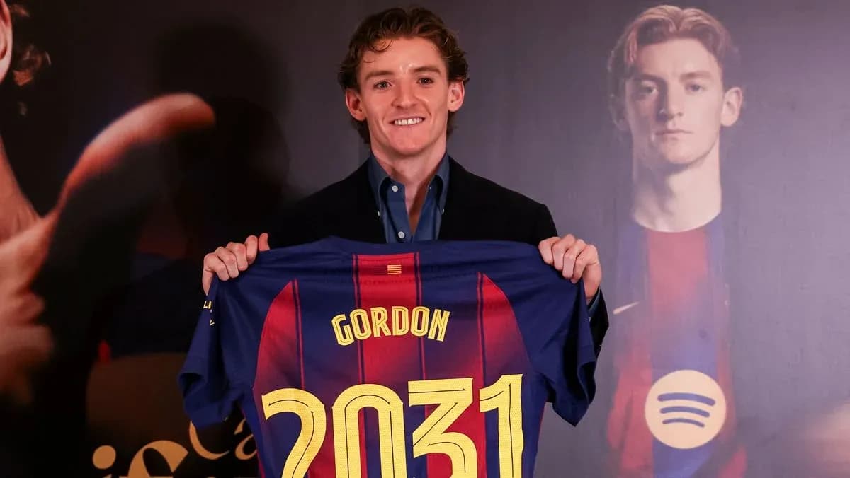 Jugador mostrando camiseta del FC Barcelona con 'GORDON 2031' Jugador mostrando camiseta del FC Barcelona con 'GORDON 2031'