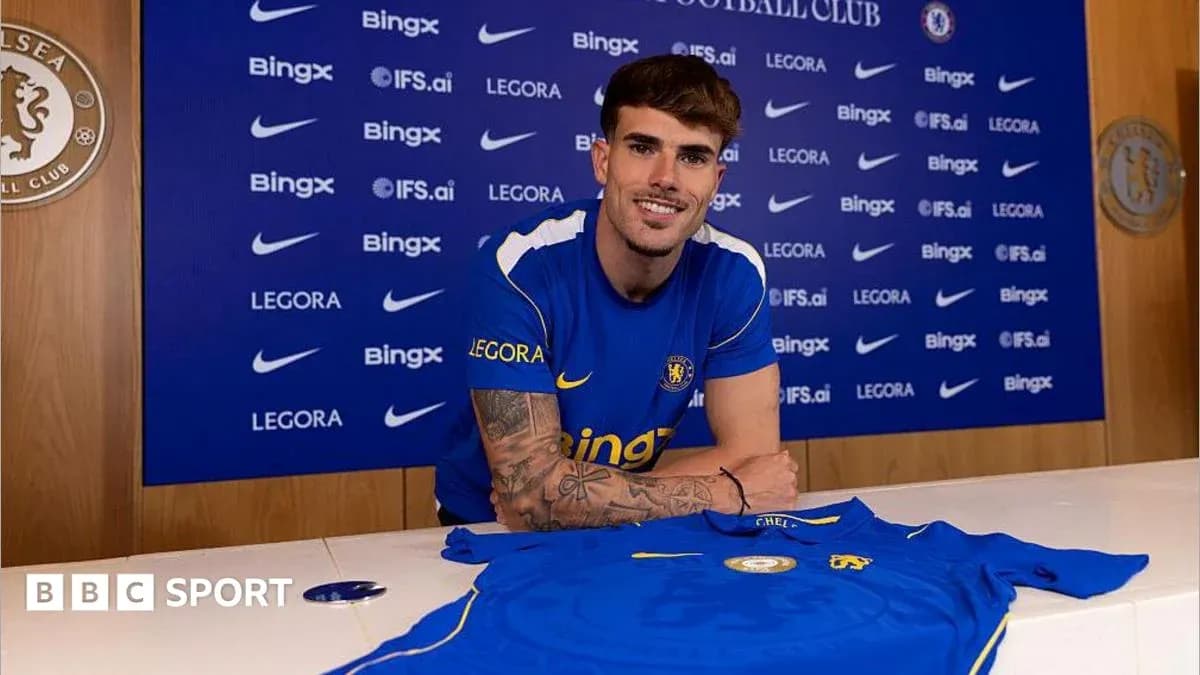 Jugador posando con camiseta de Chelsea en conferencia Jugador posando con camiseta de Chelsea en conferencia