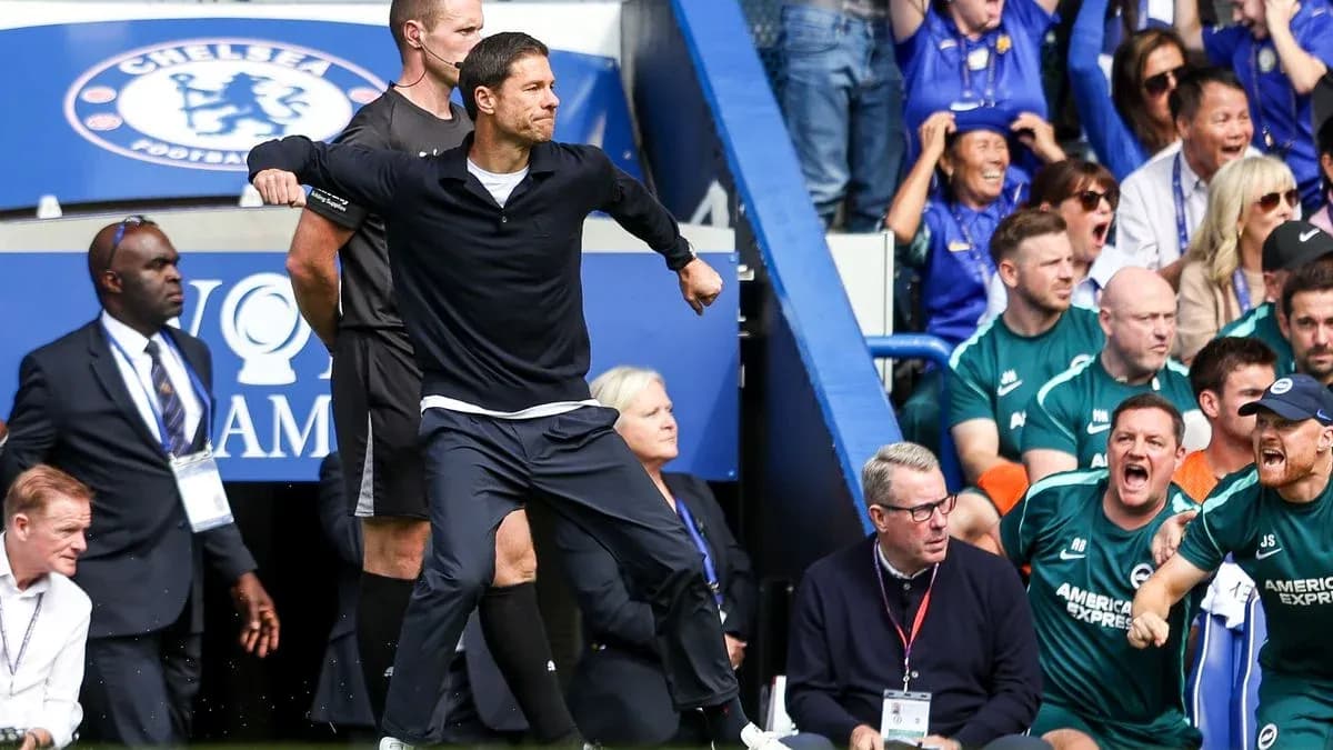 Entrenador celebrando en la línea de banda durante el partido Entrenador celebrando en la línea de banda durante el partido