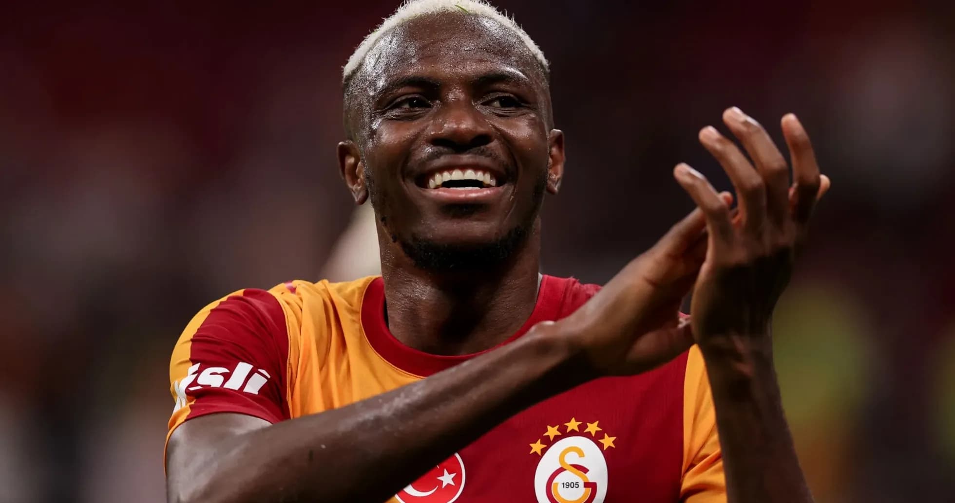 Jugador de Galatasaray aplaudiendo en el estadio Jugador de Galatasaray aplaudiendo en el estadio