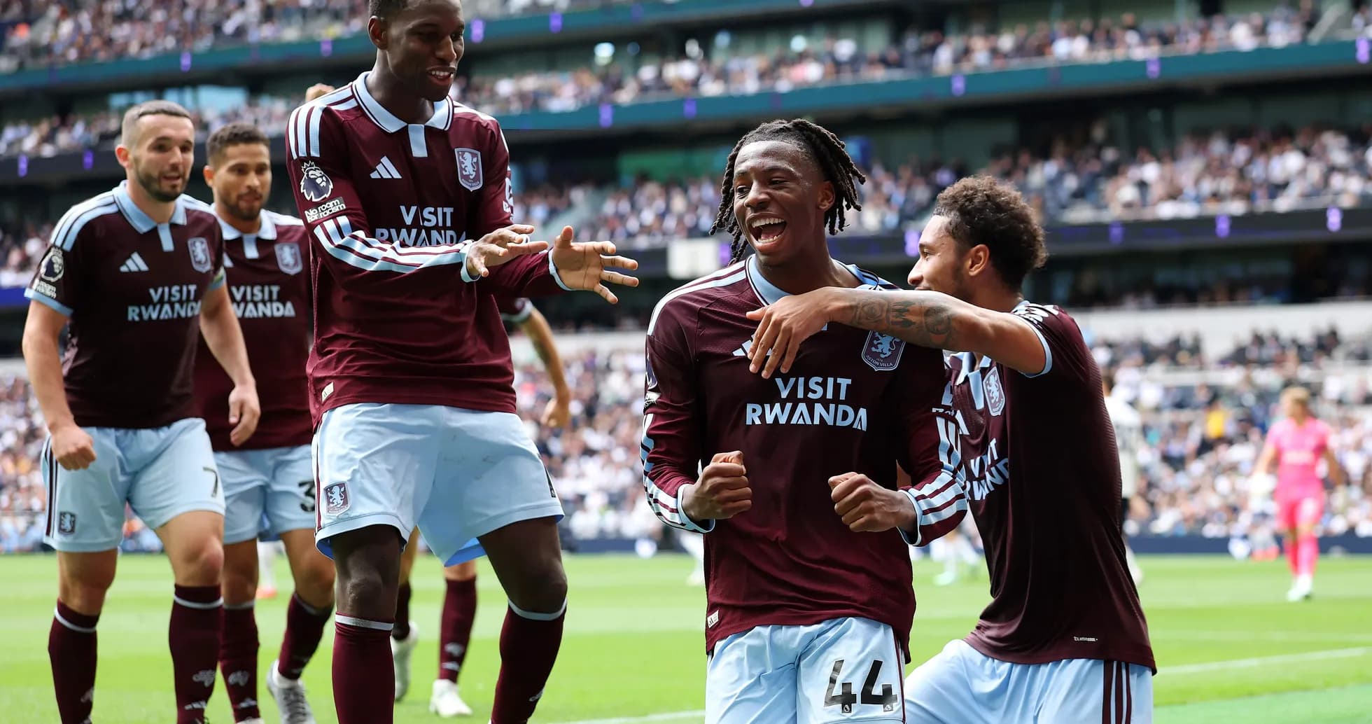 Jugadores de Aston Villa celebrando un gol Jugadores de Aston Villa celebrando un gol