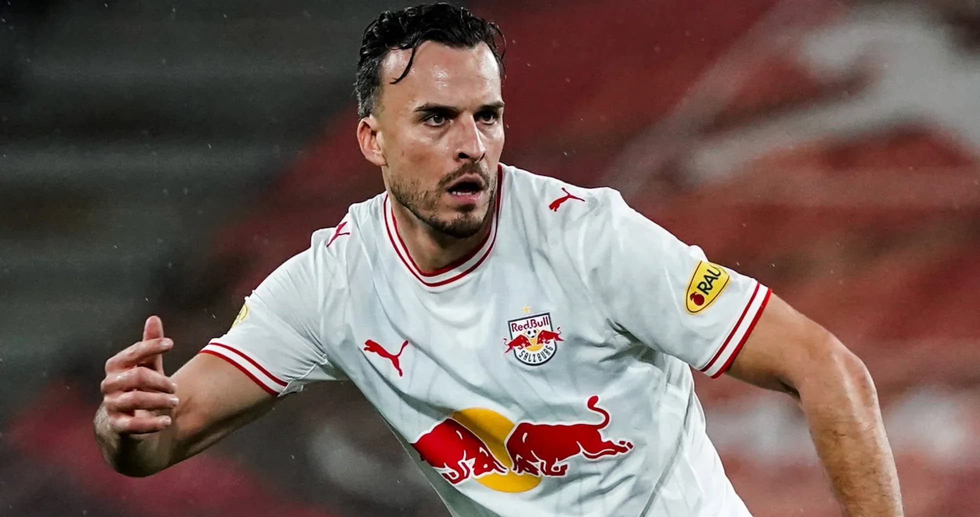Jugador de Red Bull Salzburg en acción Jugador de Red Bull Salzburg en acción