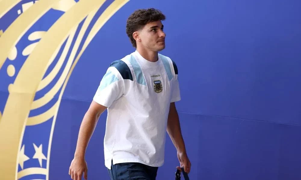 Jugador argentino entrando al recinto deportivo Jugador argentino entrando al recinto deportivo