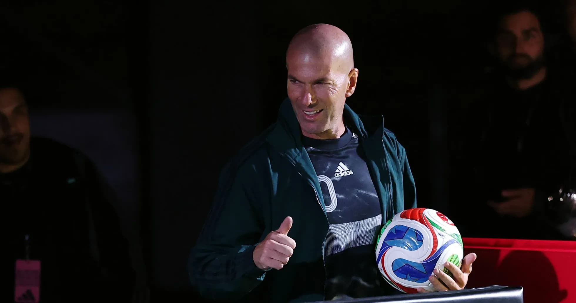 Zinedine Zidane sosteniendo un balón de fútbol Zinedine Zidane sosteniendo un balón de fútbol