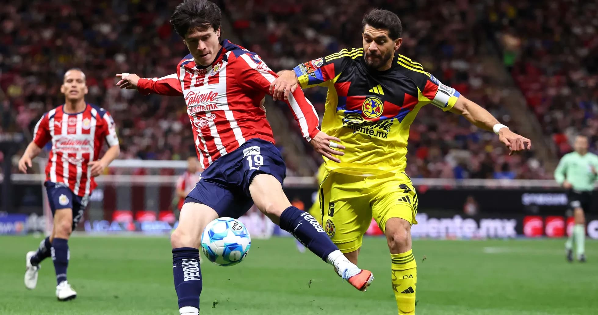 Jugadores de Club América y Chivas disputando el balón Jugadores de Club América y Chivas disputando el balón