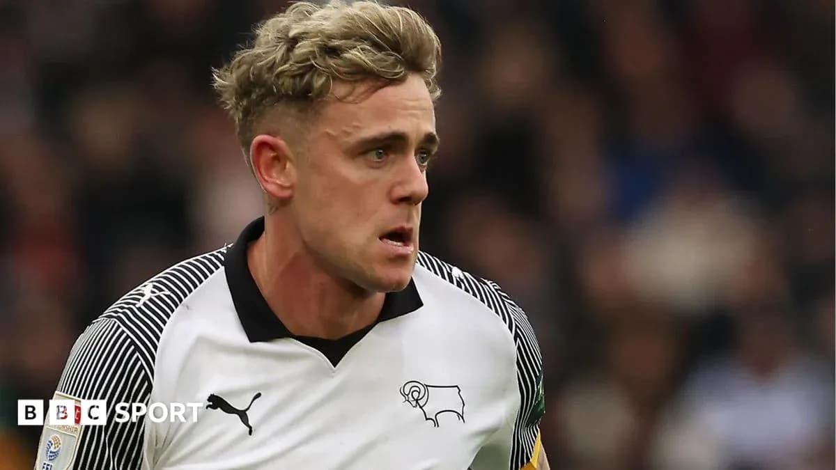 Jugador de Derby County en acción durante un partido Jugador de Derby County en acción durante un partido