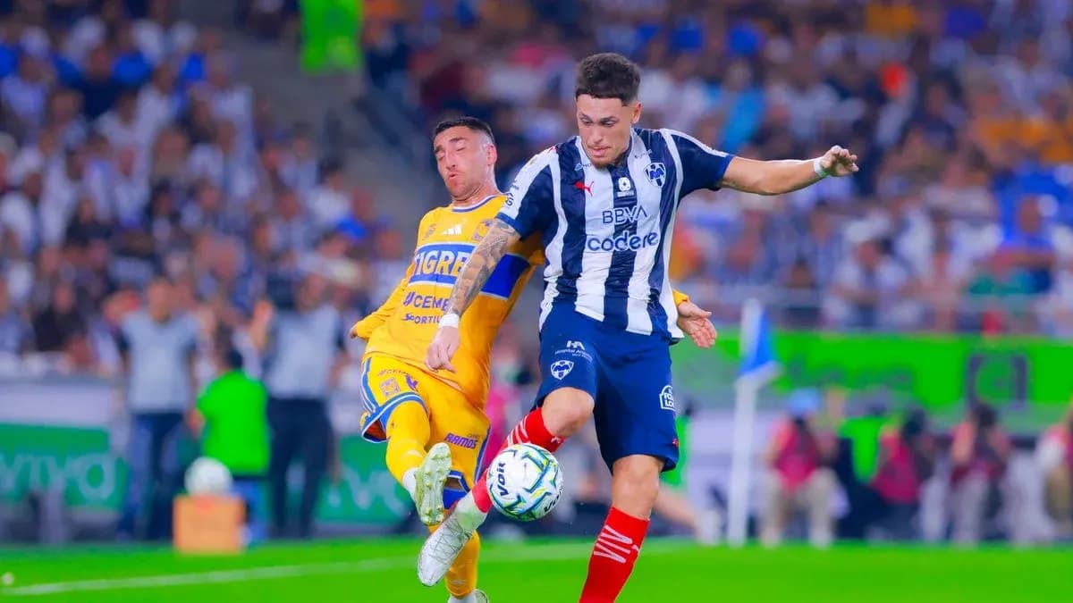 Jugador de Monterrey en acción contra Tigres Jugador de Monterrey en acción contra Tigres