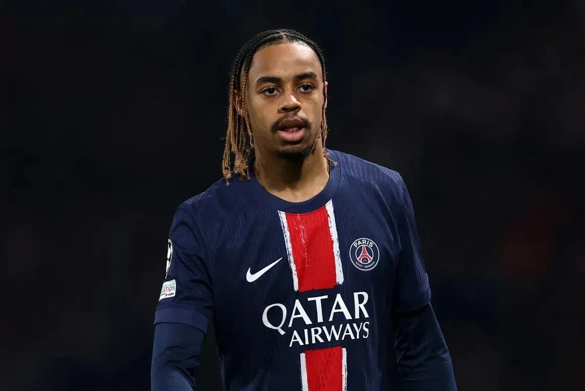 Jugador de PSG en acción durante un partido Jugador de PSG en acción durante un partido