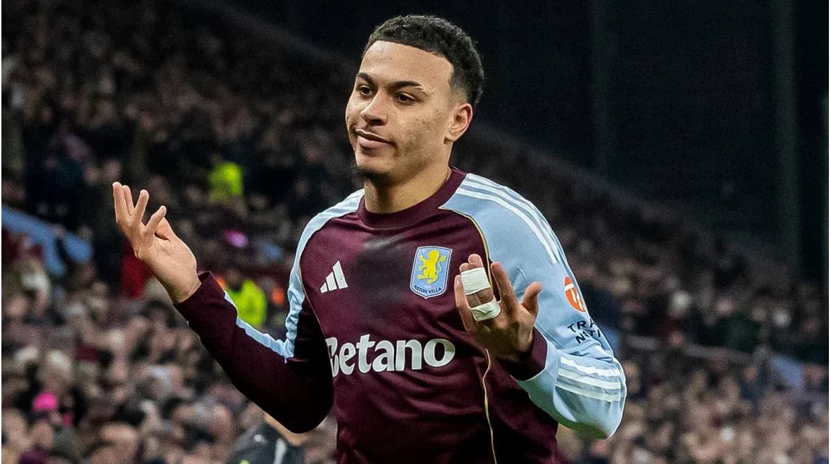 Jugador de Aston Villa gesticulando durante el partido Jugador de Aston Villa gesticulando durante el partido