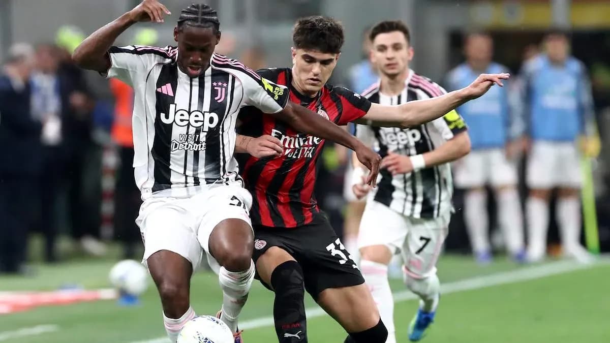 Jugadores de Juventus y AC Milan compitiendo por el balón Jugadores de Juventus y AC Milan compitiendo por el balón