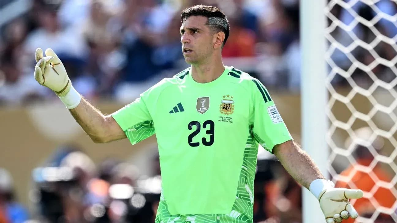 Portero argentino señalando durante el partido Portero argentino señalando durante el partido