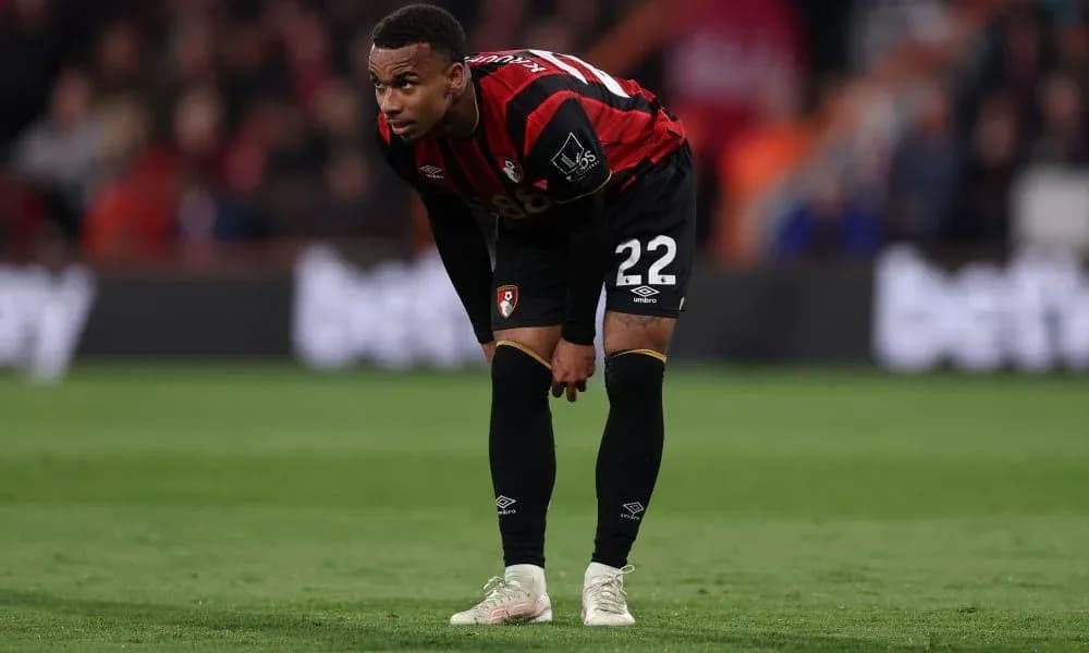 Jugador de Bournemouth agachado en el campo de juego Jugador de Bournemouth agachado en el campo de juego
