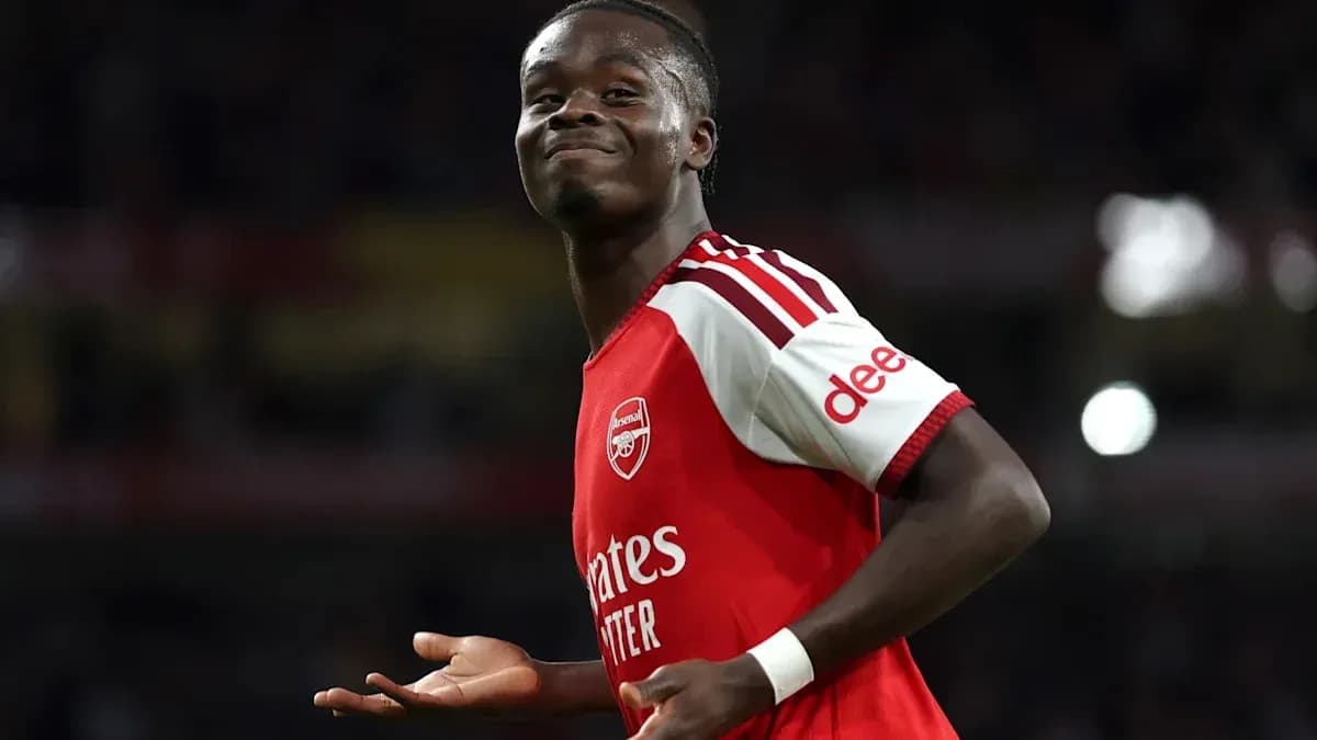 Jugador de Arsenal sonriendo durante un partido Jugador de Arsenal sonriendo durante un partido