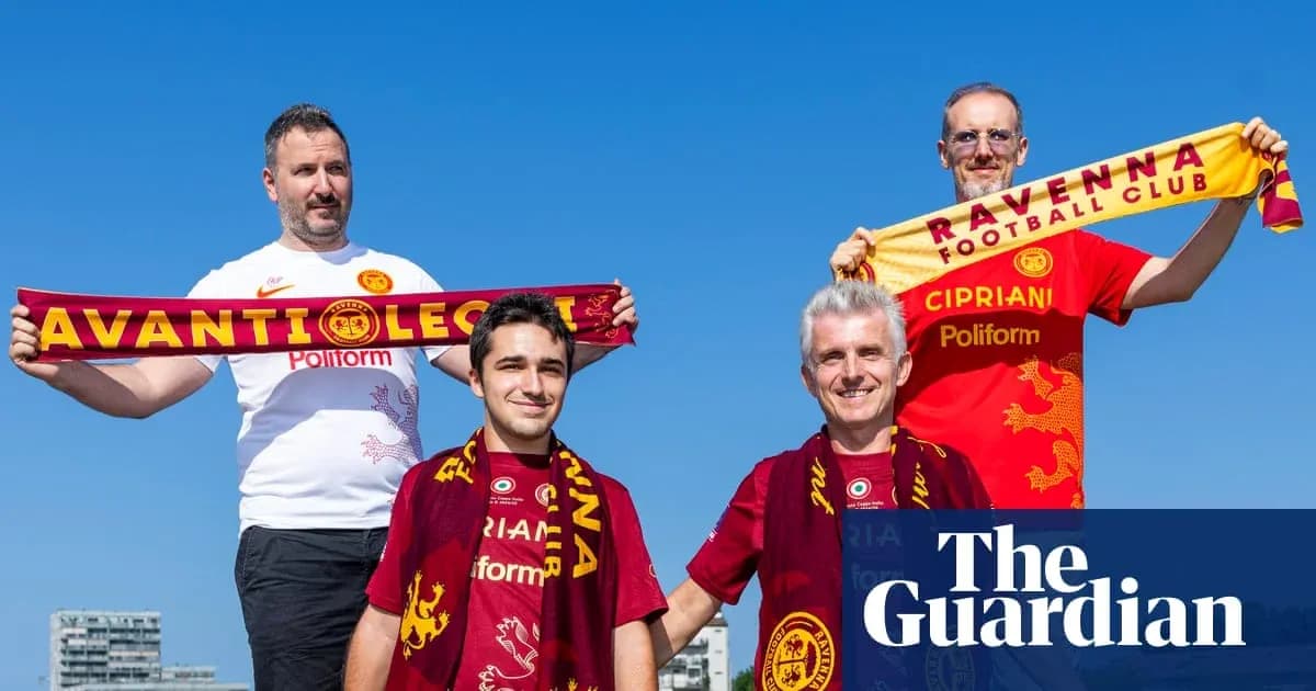 Cuatro aficionados de Ravenna Football Club con bufandas Cuatro aficionados de Ravenna Football Club con bufandas