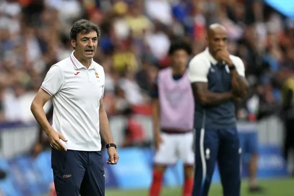 Entrenador dirigiendo a su equipo durante el partido Entrenador dirigiendo a su equipo durante el partido