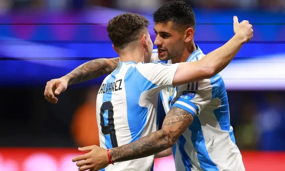 Jugadores de Argentina celebrando un gol abrazados Jugadores de Argentina celebrando un gol abrazados