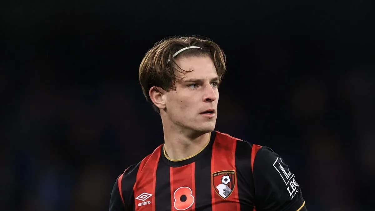 Jugador de Bournemouth mirando hacia el campo Jugador de Bournemouth mirando hacia el campo