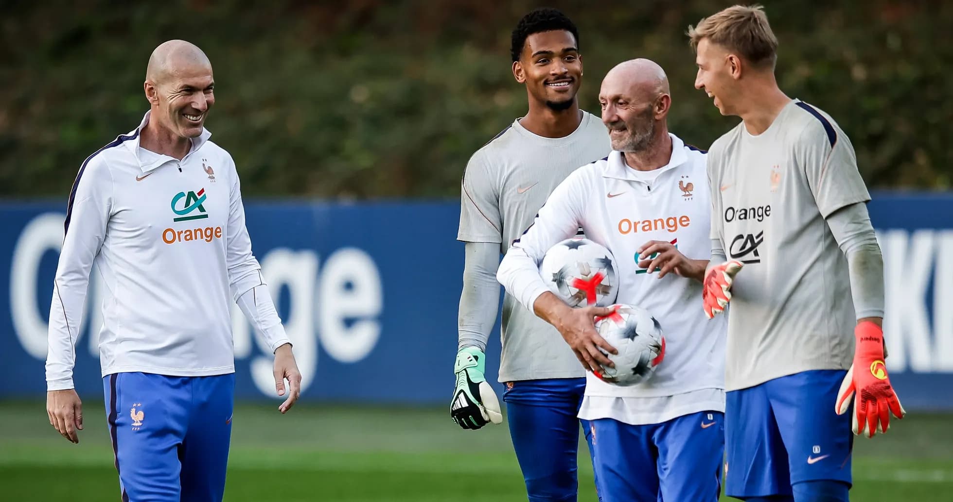 Jugadores de Francia entrenando en el campo Jugadores de Francia entrenando en el campo