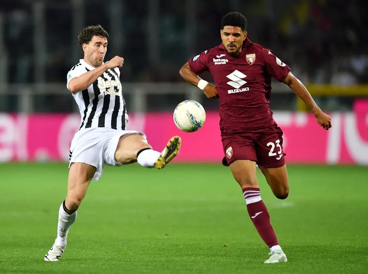 Jugador de Juventus y Torino luchando por el balón Jugador de Juventus y Torino luchando por el balón