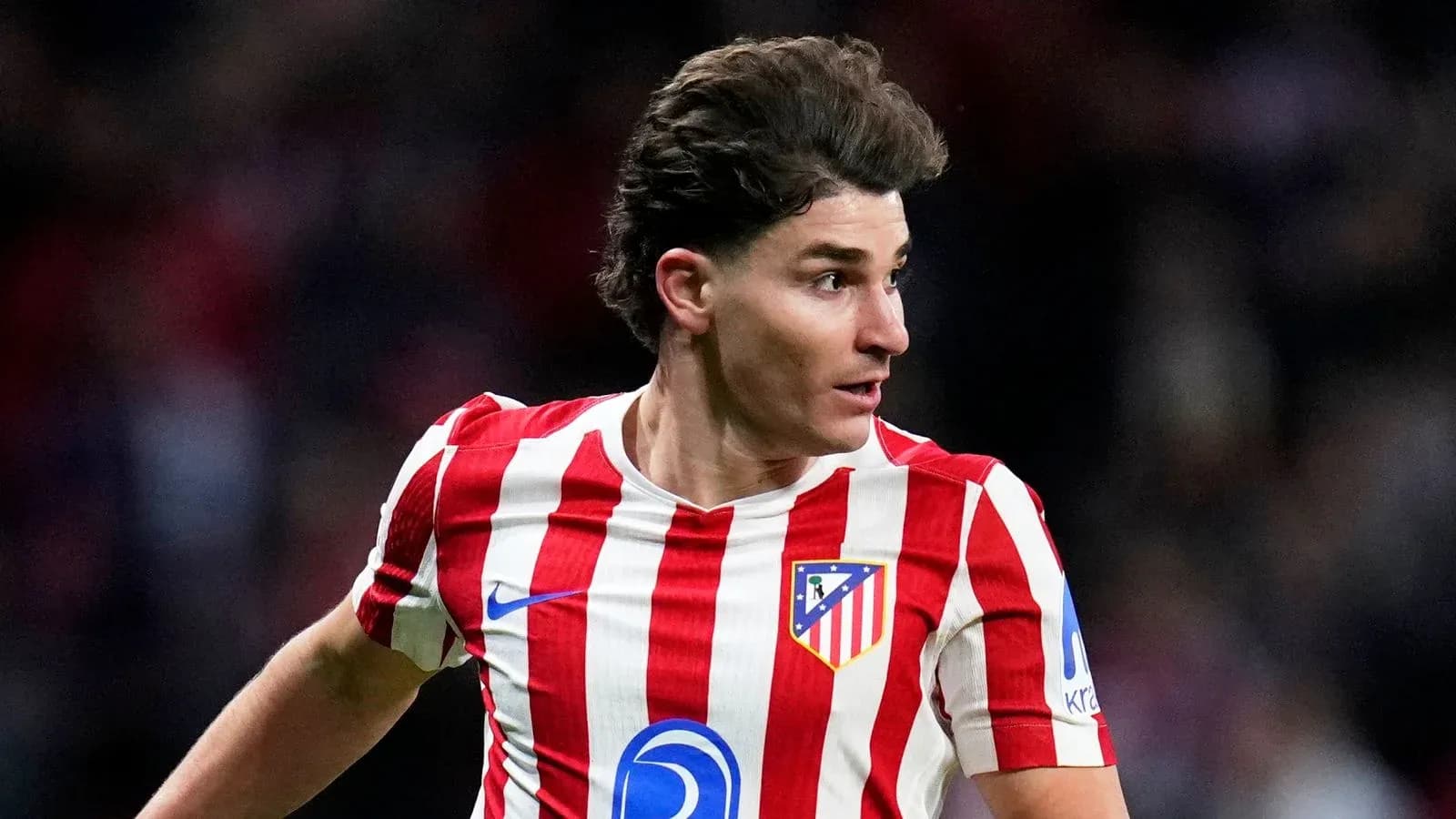 Jugador de Atlético de Madrid en acción en el campo Jugador de Atlético de Madrid en acción en el campo