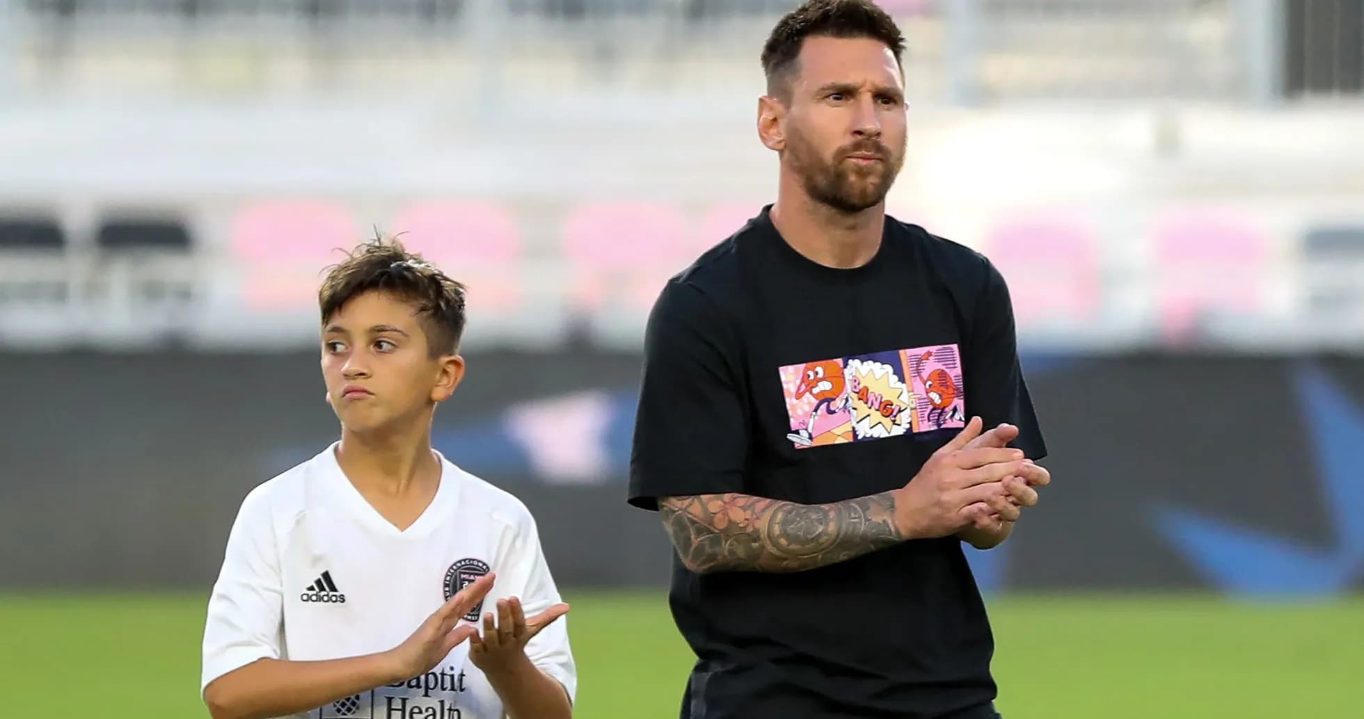 Lionel Messi y un niño aplaudiendo en el campo Lionel Messi y un niño aplaudiendo en el campo