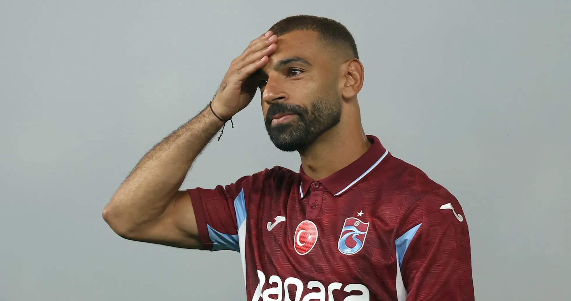 Jugador de fútbol con camiseta de Trabzonspor en conferencia Jugador de fútbol con camiseta de Trabzonspor en conferencia