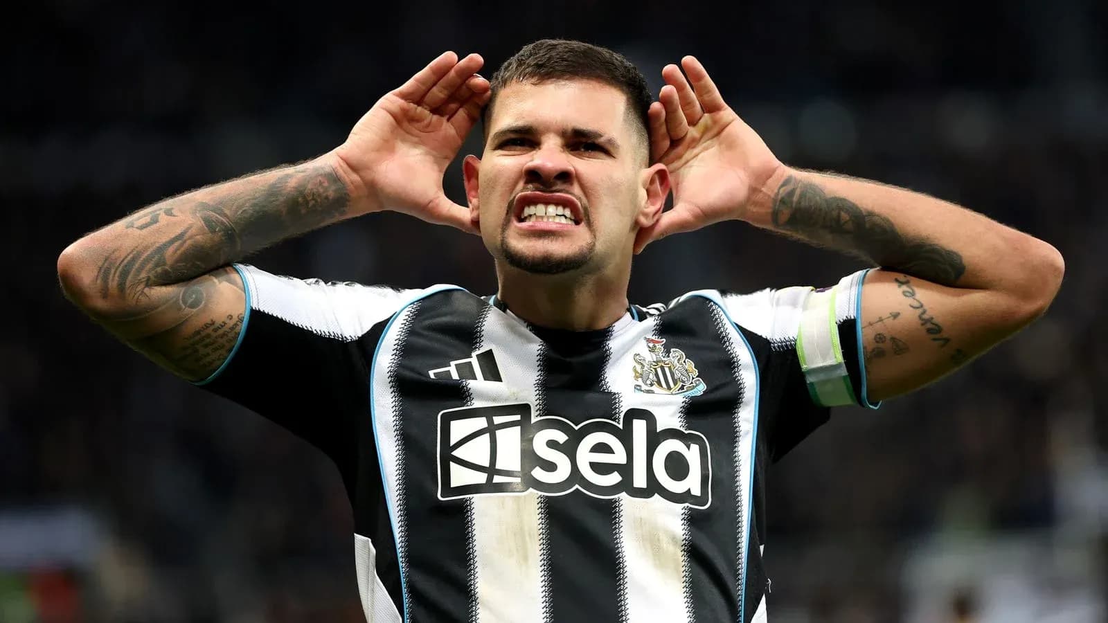 Jugador de Newcastle celebrando con gestos de triunfo Jugador de Newcastle celebrando con gestos de triunfo