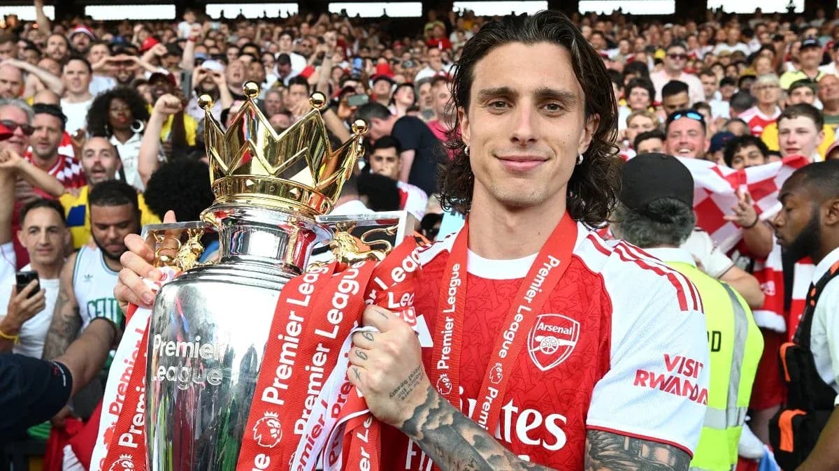 Jugador de Arsenal sosteniendo trofeo de Premier League Jugador de Arsenal sosteniendo trofeo de Premier League