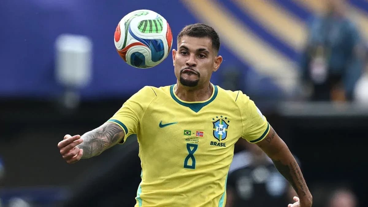 Jugador de Brasil controlando el balón en el aire Jugador de Brasil controlando el balón en el aire
