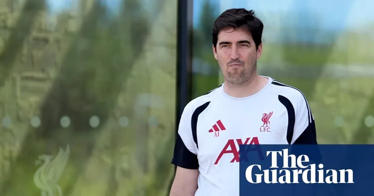 Entrenador de Liverpool caminando hacia el entrenamiento Entrenador de Liverpool caminando hacia el entrenamiento