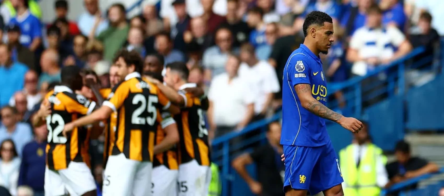 Jugador de Chelsea caminando mientras equipo celebra gol Jugador de Chelsea caminando mientras equipo celebra gol