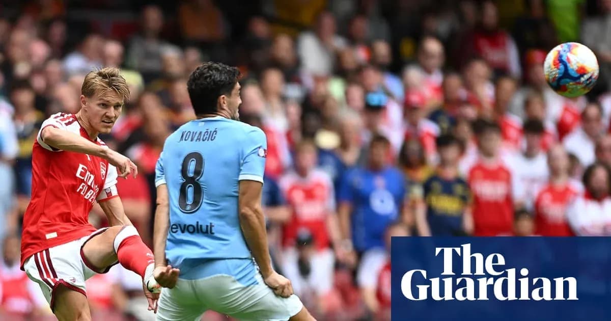 Jugador de Arsenal disparando mientras Kovacic defiende Jugador de Arsenal disparando mientras Kovacic defiende