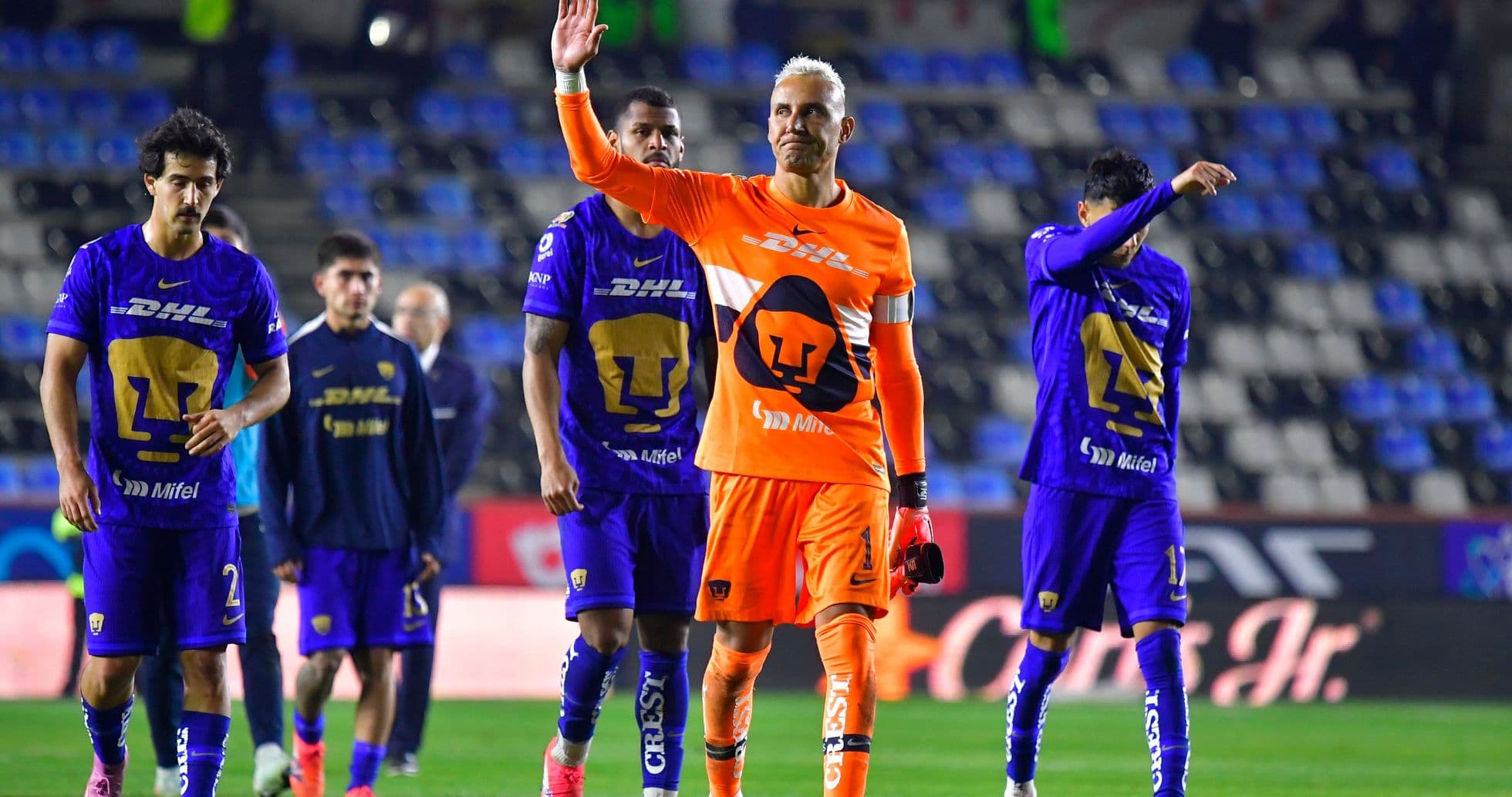 Jugadores de Pumas saludando al público Jugadores de Pumas saludando al público