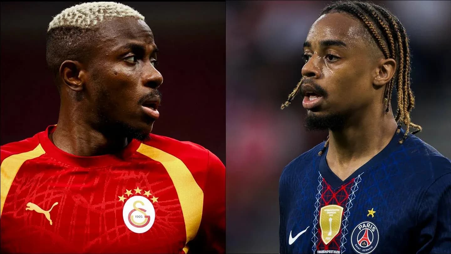 Jugadores de fútbol en acción, uno con camiseta roja y otro azul Jugadores de fútbol en acción, uno con camiseta roja y otro azul
