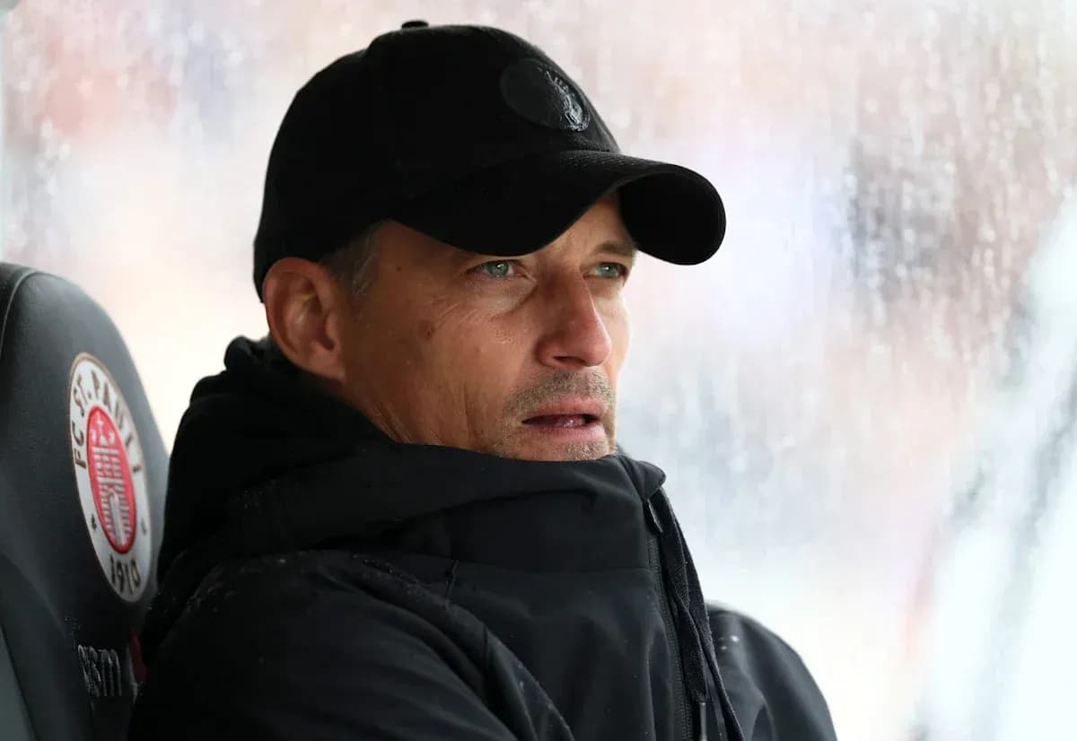 Entrenador observando el partido desde el banquillo Entrenador observando el partido desde el banquillo