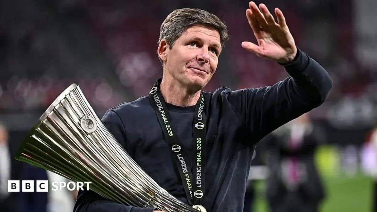 Entrenador sosteniendo trofeo y saludando tras el partido Entrenador sosteniendo trofeo y saludando tras el partido