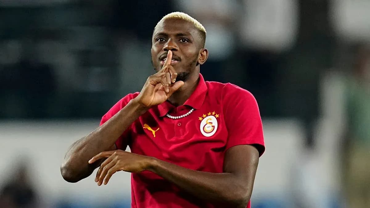 Jugador de Galatasaray haciendo gesto de silencio Jugador de Galatasaray haciendo gesto de silencio