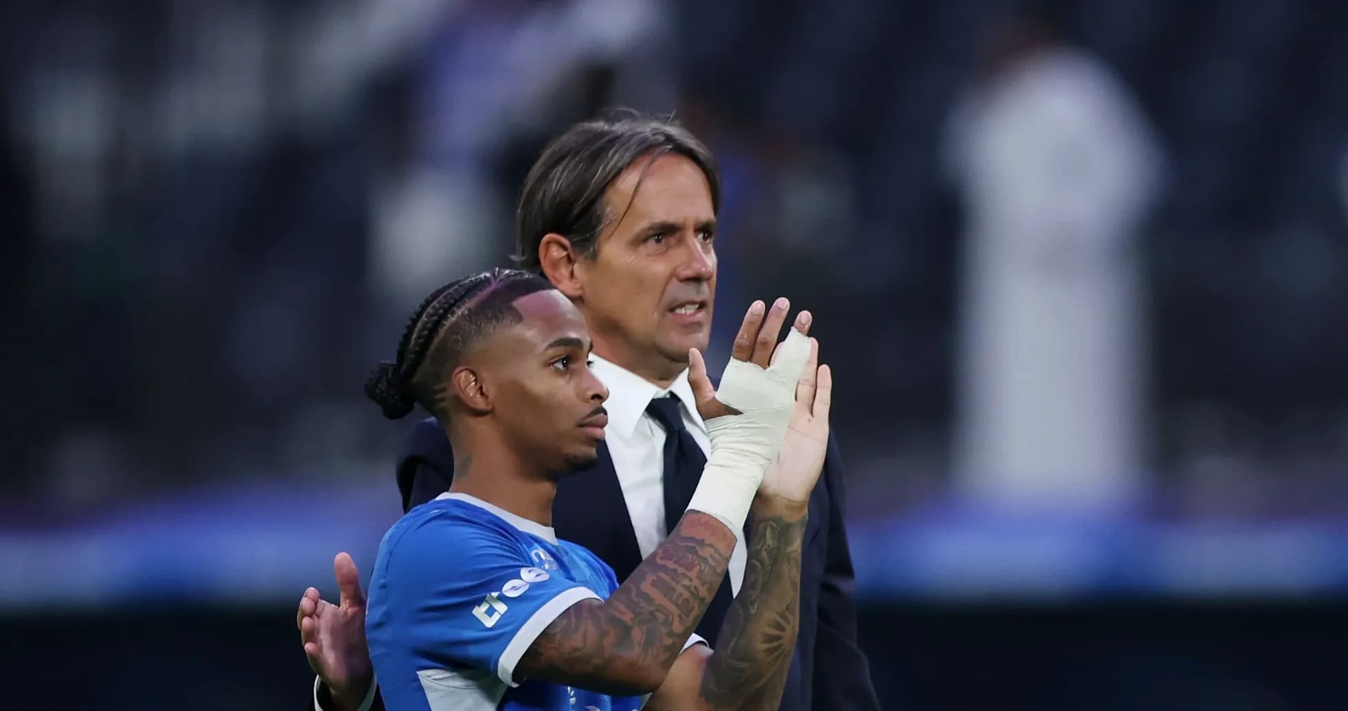 Jugador y entrenador saludando tras el partido Jugador y entrenador saludando tras el partido