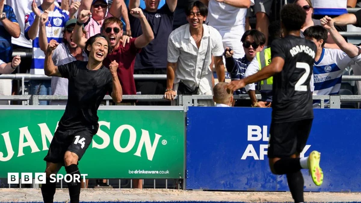 Jugador celebrando un gol con aficionados emocionados Jugador celebrando un gol con aficionados emocionados