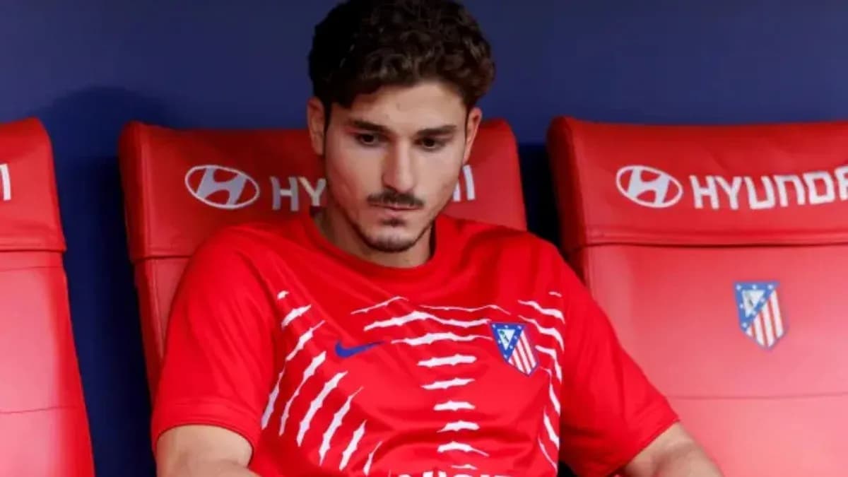 Jugador sentado en el banquillo del Atlético de Madrid Jugador sentado en el banquillo del Atlético de Madrid
