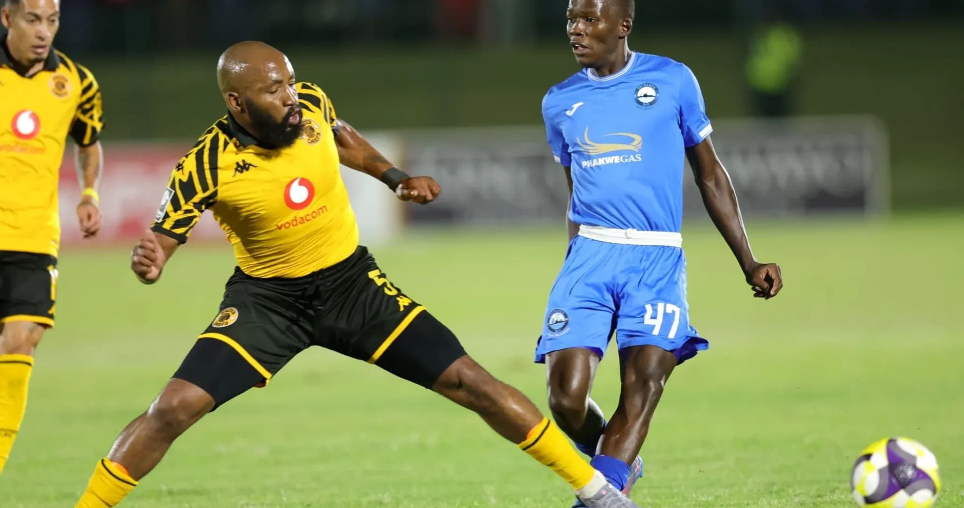 Jugador de Kaizer Chiefs driblando en un partido Jugador de Kaizer Chiefs driblando en un partido