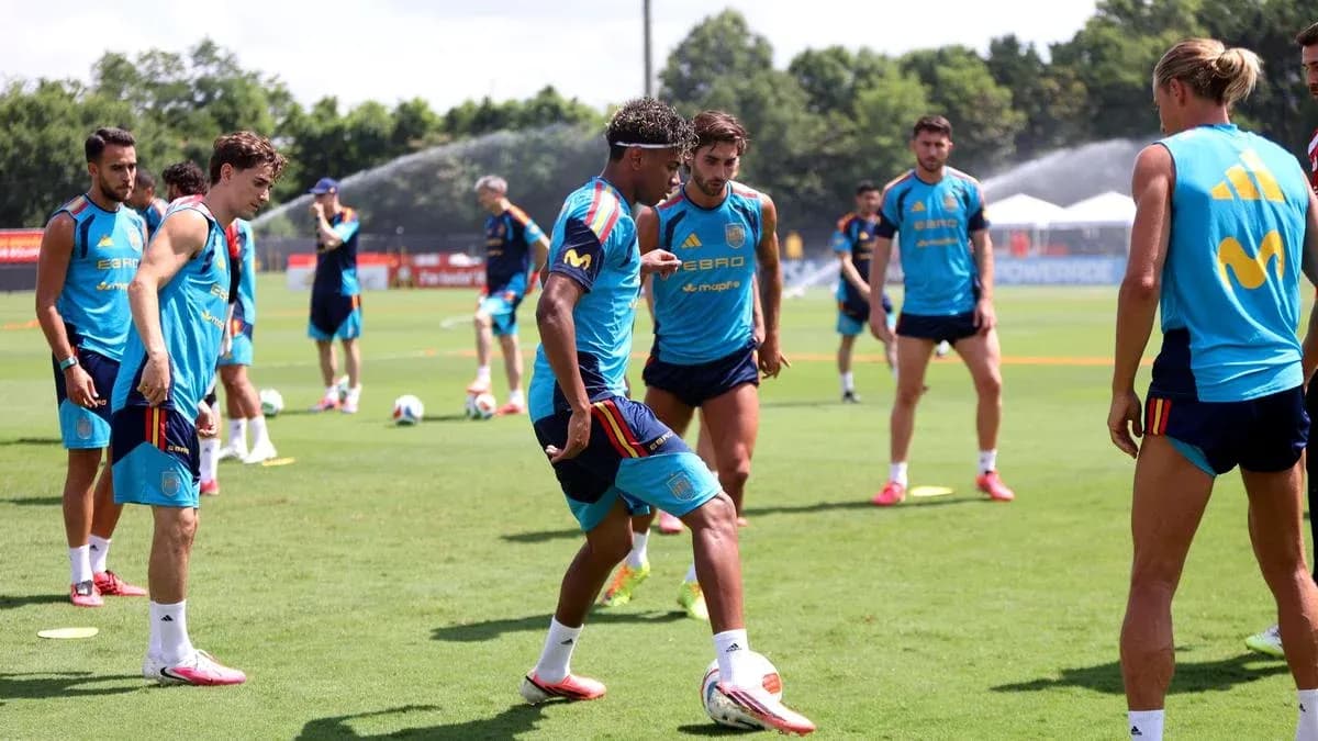Jugadores de España entrenando en el campo Jugadores de España entrenando en el campo
