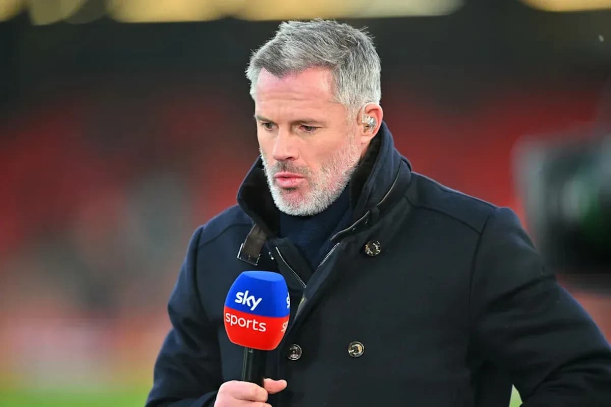 Analista deportivo sosteniendo micrófono de Sky Sports Analista deportivo sosteniendo micrófono de Sky Sports