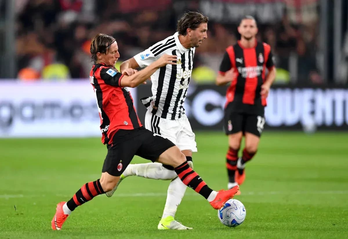Jugador de AC Milan derribando a jugador de Juventus Jugador de AC Milan derribando a jugador de Juventus