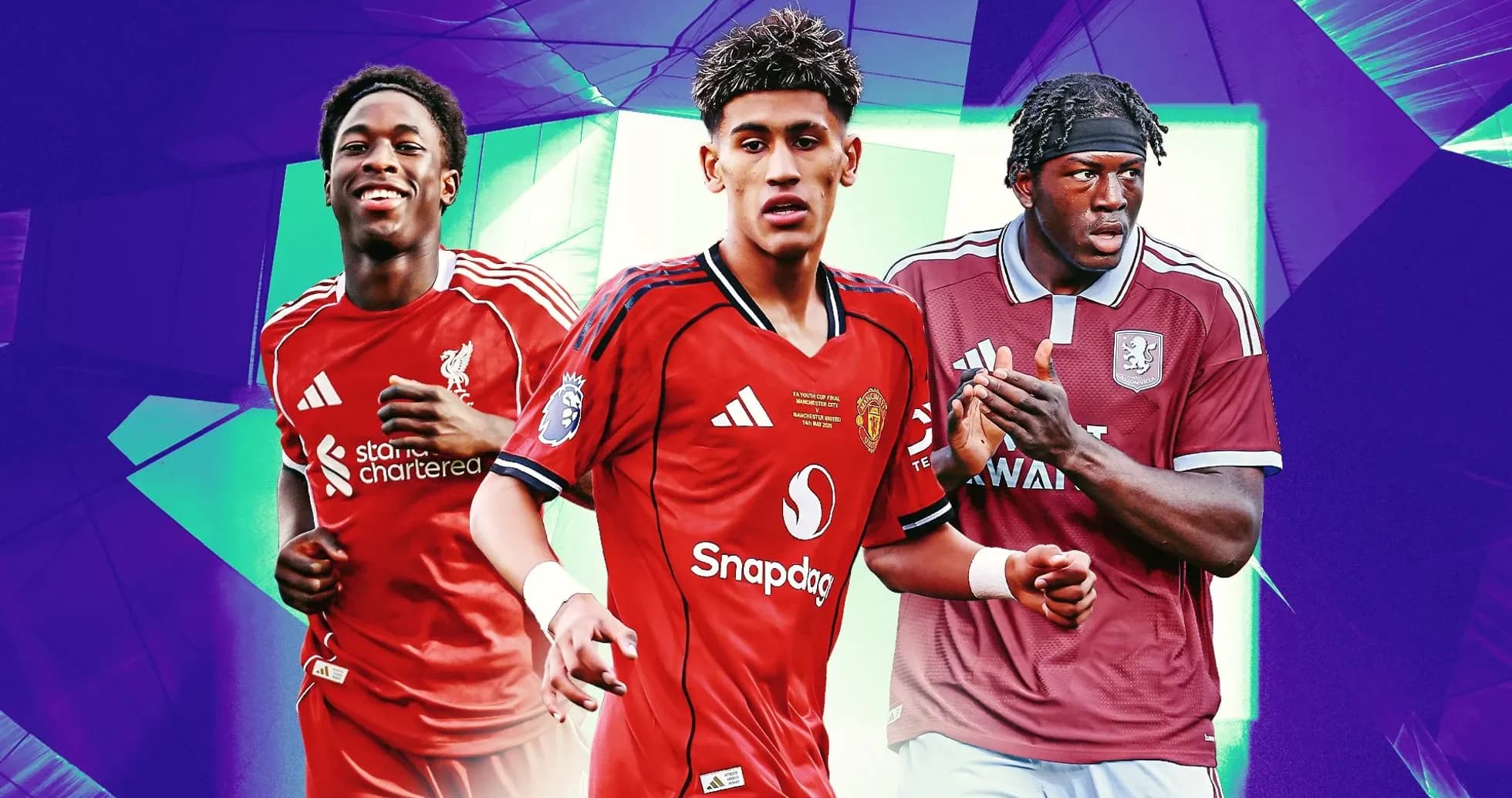Tres jugadores de fútbol en uniformes de equipos Tres jugadores de fútbol en uniformes de equipos