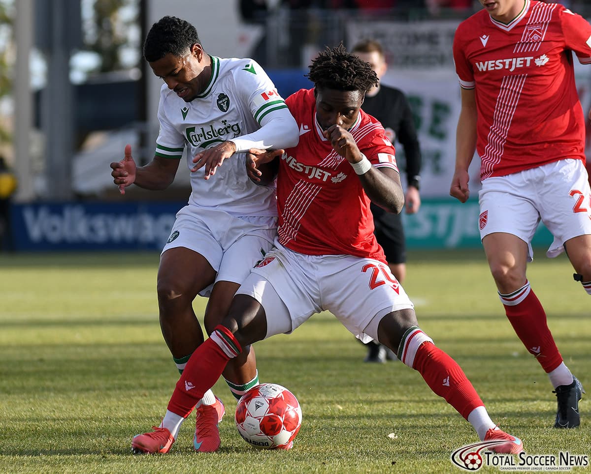 Jugador de York United y Cavalry FC en acción Jugador de York United y Cavalry FC en acción