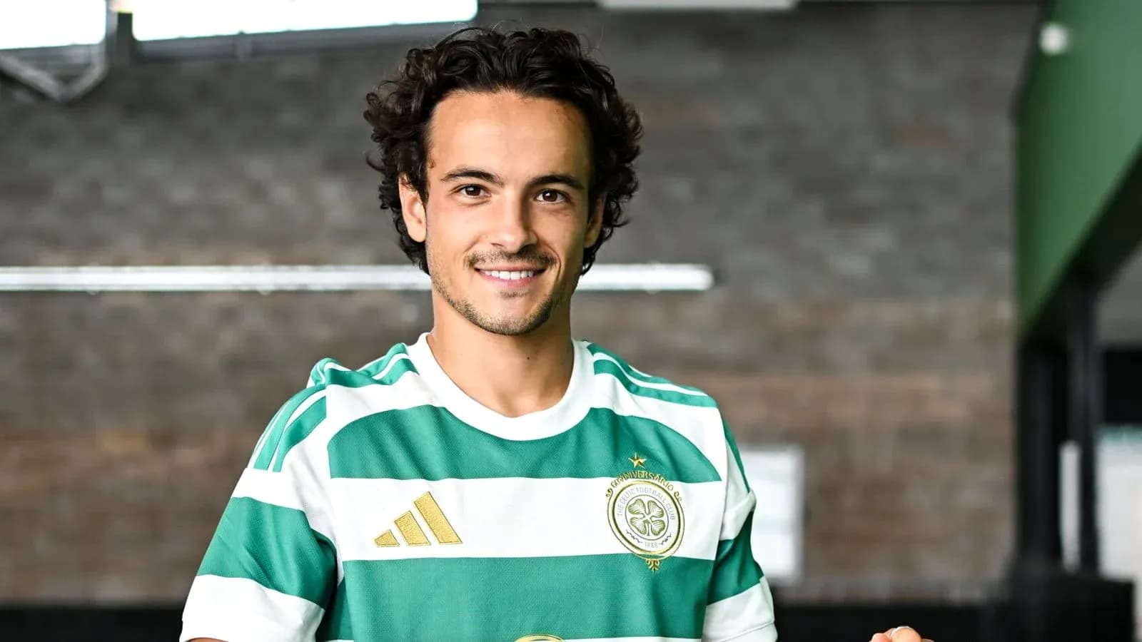 Jugador sonriendo con camiseta del Celtic FC Jugador sonriendo con camiseta del Celtic FC