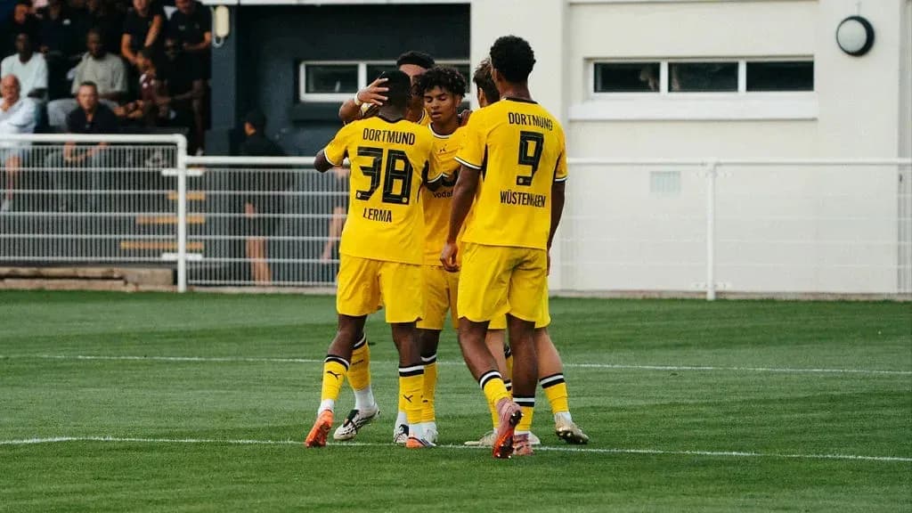 Jugadores de Dortmund celebrando un gol juntos Jugadores de Dortmund celebrando un gol juntos