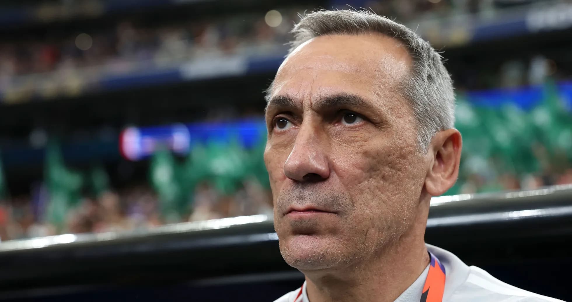 Entrenador observando el partido desde la banca Entrenador observando el partido desde la banca