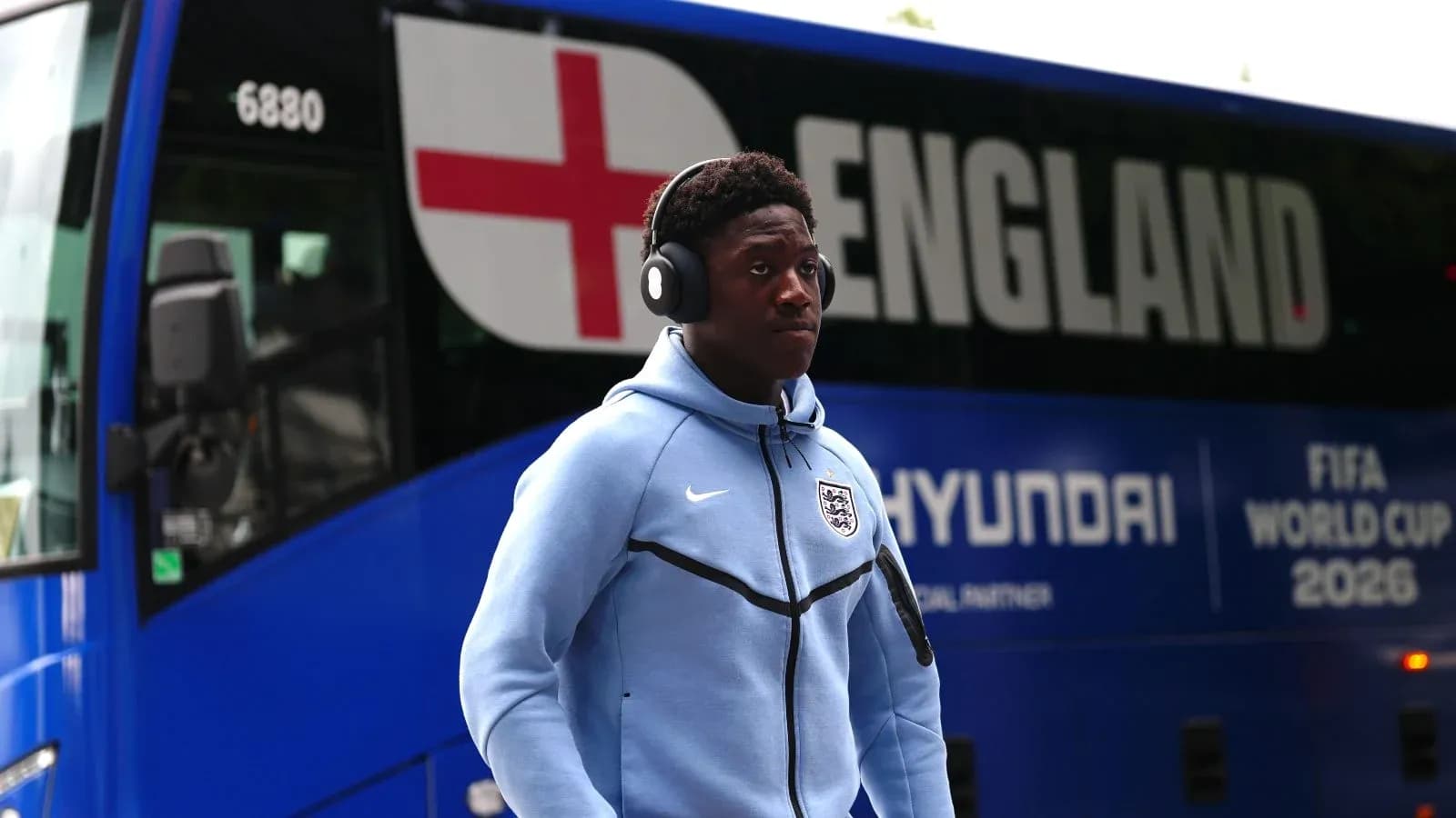 Jugador caminando junto al autobús de Inglaterra Jugador caminando junto al autobús de Inglaterra